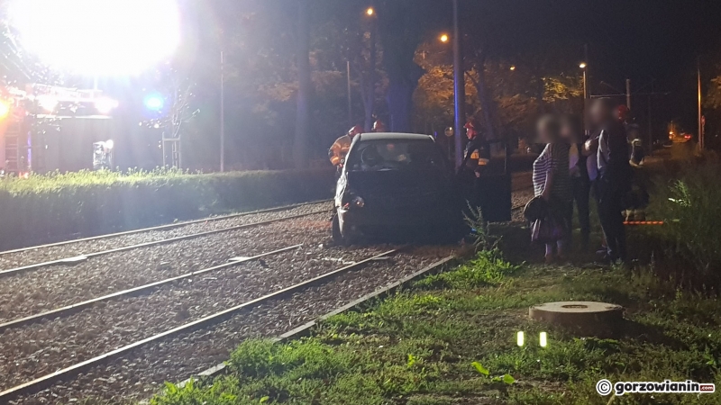 4/8 Citroen wpadł na torowisko