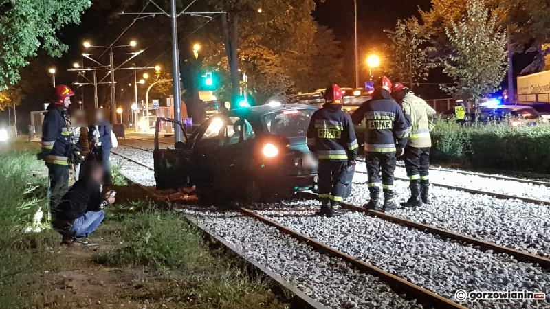 5/8 Citroen wpadł na torowisko