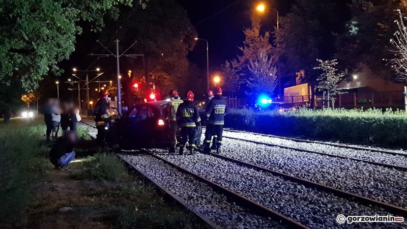 6/8 Citroen wpadł na torowisko