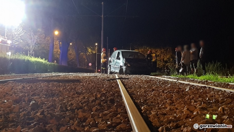 8/8 Citroen wpadł na torowisko