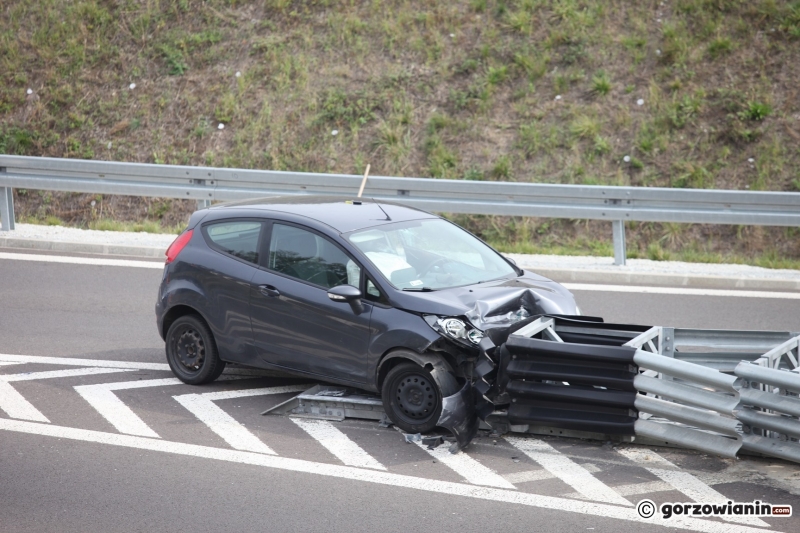 2/7 Kierowca forda uderzył w barierki na S3