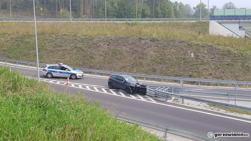 3/7 Kierowca forda uderzył w barierki na S3