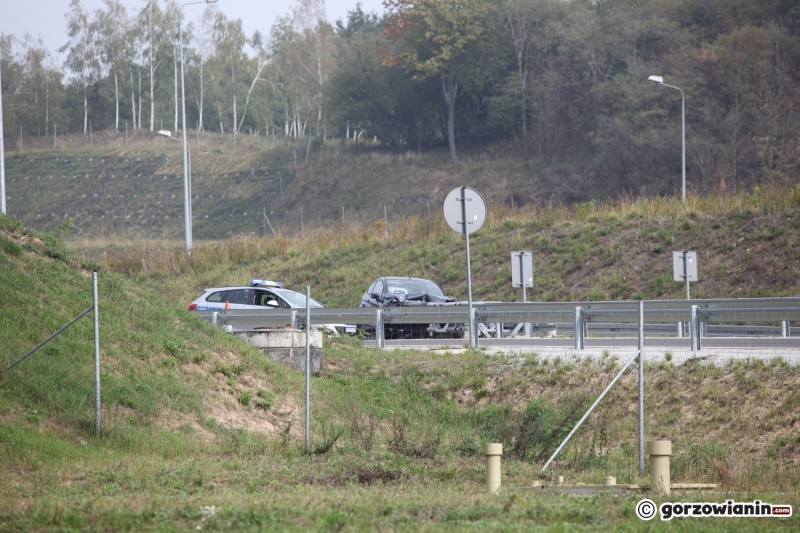 4/7 Kierowca forda uderzył w barierki na S3