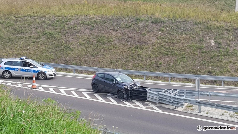 5/7 Kierowca forda uderzył w barierki na S3