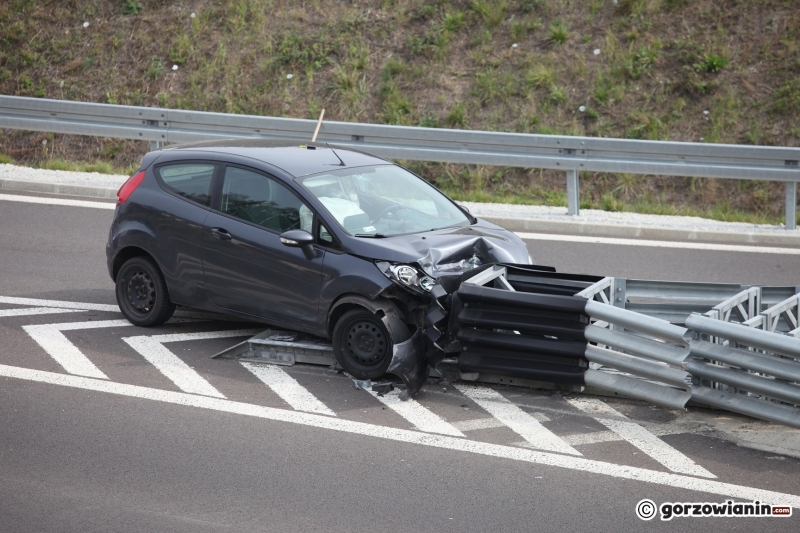 6/7 Kierowca forda uderzył w barierki na S3