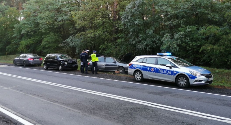 4/4 Volkswagen uderzył w auto marki kia