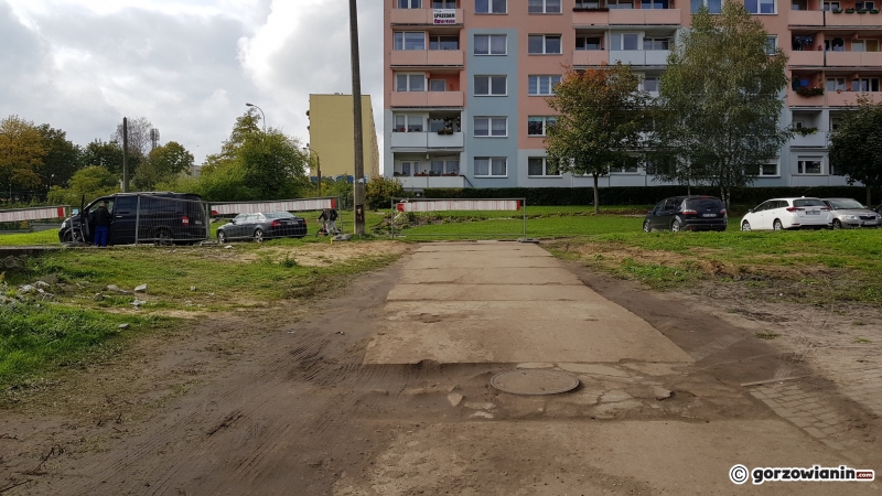 4/7 Zablokowany przejazd na Piaskach