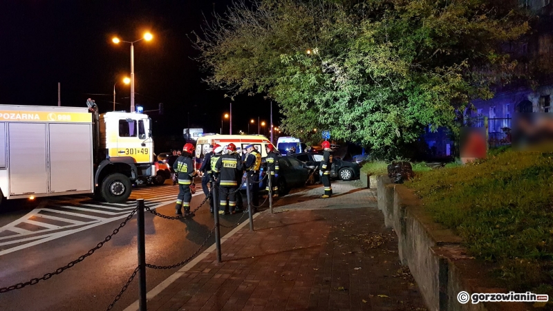 3/7 Policyjny radiowóz zderzył się z peugeotem