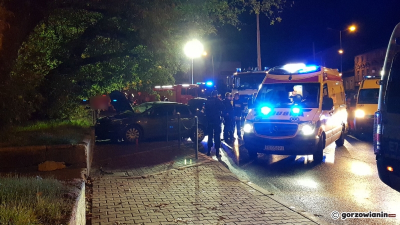 4/7 Policyjny radiowóz zderzył się z peugeotem