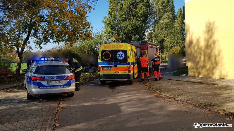 2/5 Pijany kierowca rozbił volkswagena o drzewo