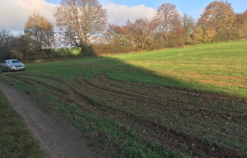 3/9 Porzucone audi na polu