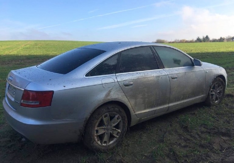 4/9 Porzucone audi na polu