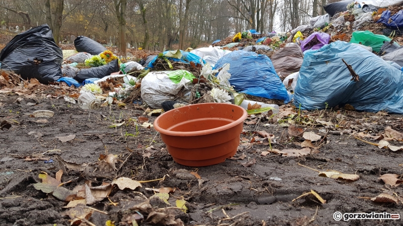7/15 Hałda śmieci na cmentarzu Świętokrzyskim