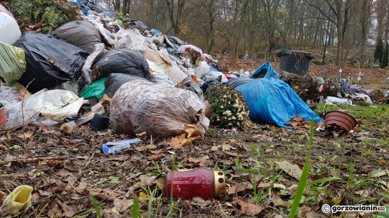 8/15 Hałda śmieci na cmentarzu Świętokrzyskim