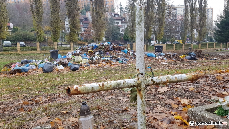 10/15 Hałda śmieci na cmentarzu Świętokrzyskim