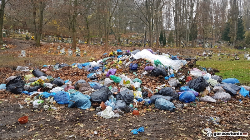 15/15 Hałda śmieci na cmentarzu Świętokrzyskim
