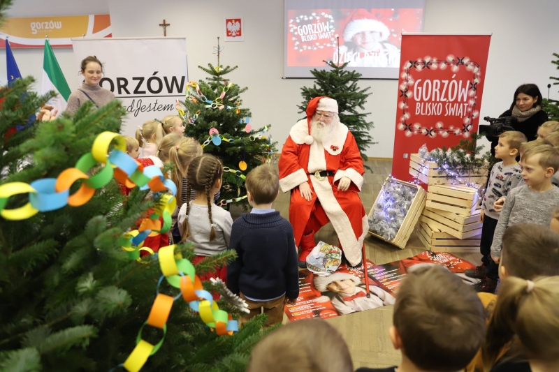 3/8 Dzieci ubierały choinki