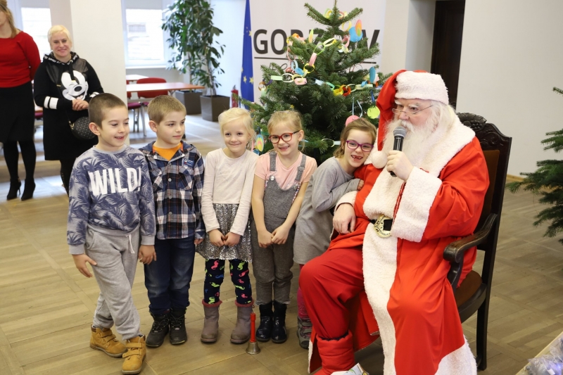 4/8 Dzieci ubierały choinki