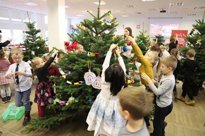 6/8 Dzieci ubierały choinki