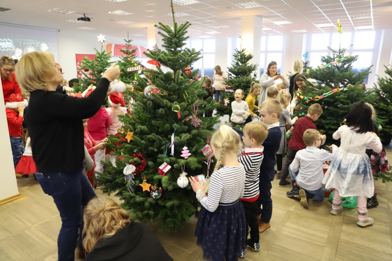 7/8 Dzieci ubierały choinki