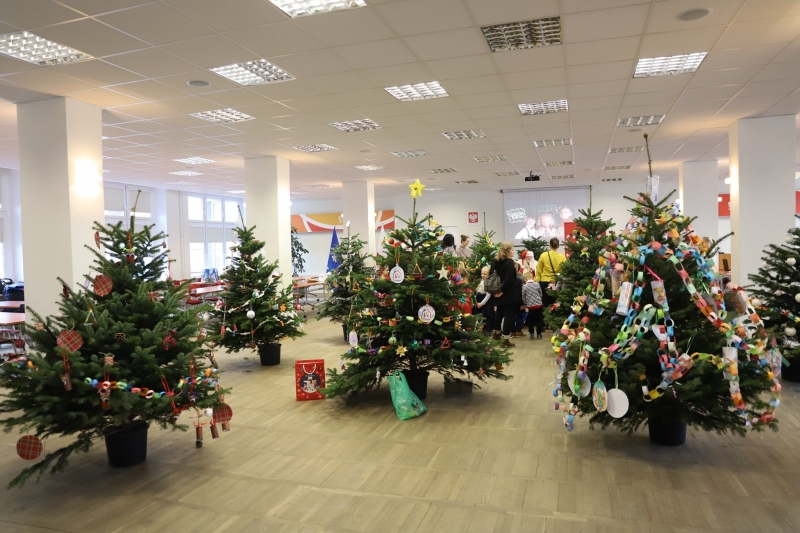 8/8 Dzieci ubierały choinki