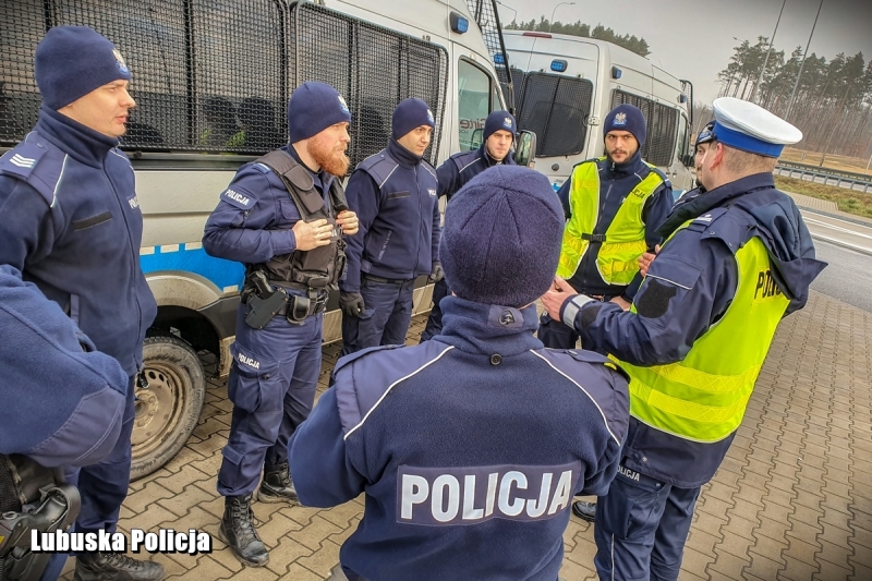 21/22 Zmasowane działania służb na S3