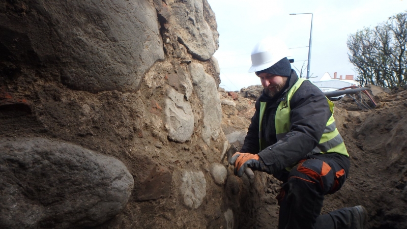 1/5 Archeolodzy odkryli kolejne fragmenty bramy Młyńskiej