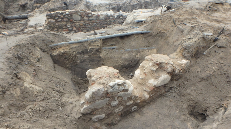 5/5 Archeolodzy odkryli kolejne fragmenty bramy Młyńskiej