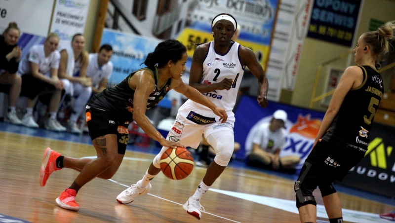 16/26 Akademiczki wygrywają z Widzewem