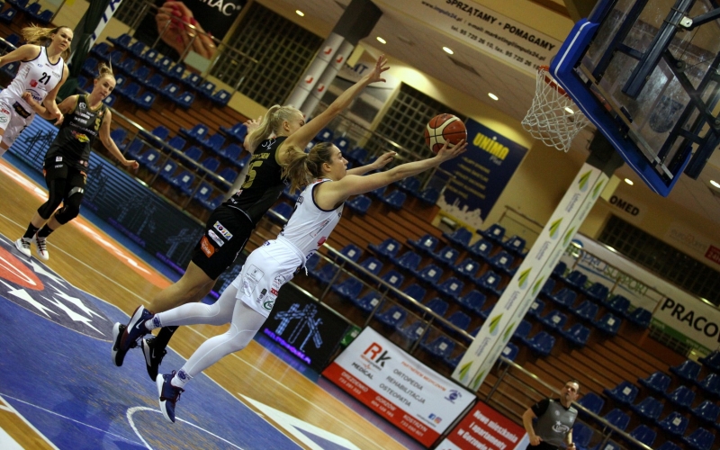 19/26 Akademiczki wygrywają z Widzewem