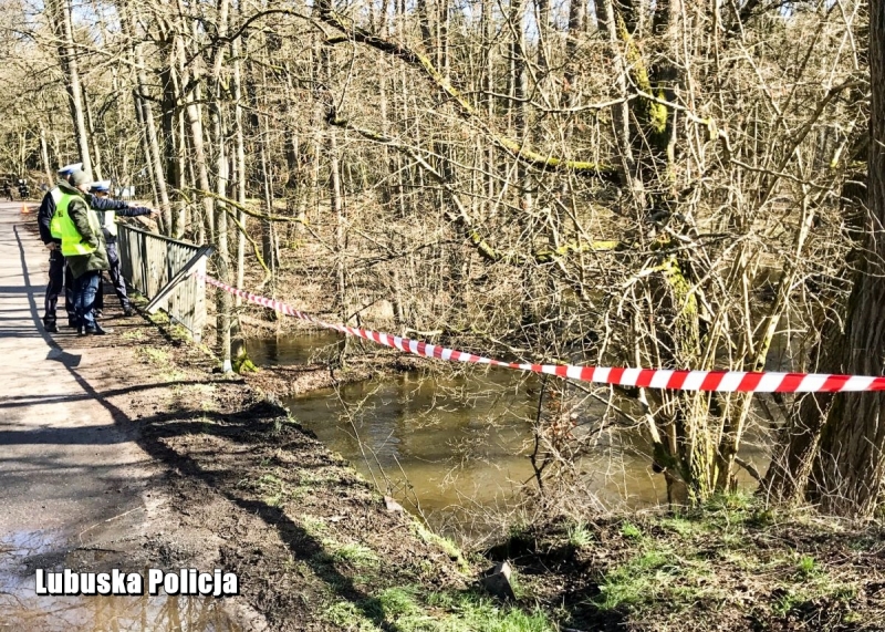 6/7 Ford wpadł do rzeki Drawy