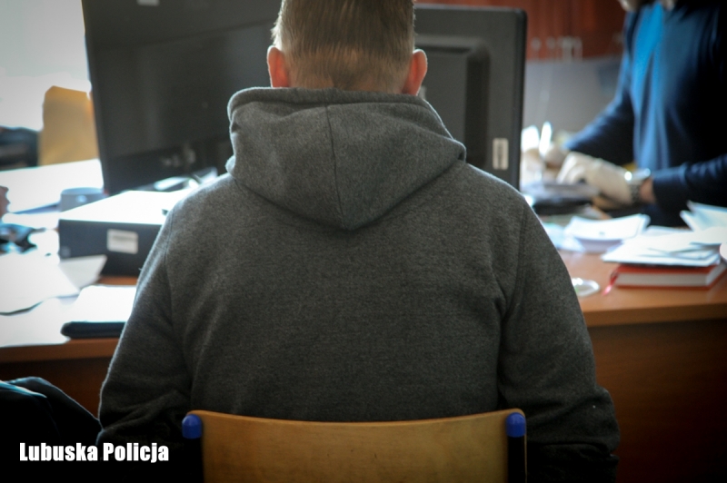 7/8 Oblali denaturatem i podpalili człowieka