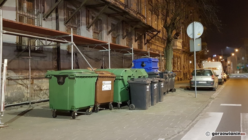 5/6 Bałagan w nowych pojemnikach na odpady