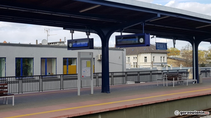 6/7 Elektroniczne wyświetlacze na dworcu w Gorzowie