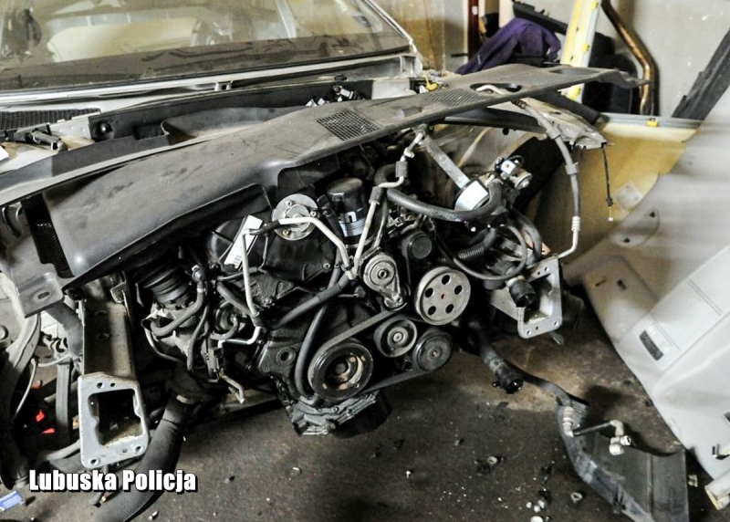 4/5 Policjanci zlikwidowali samochodową 