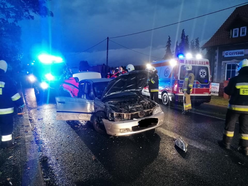 6/6 Kierujący uderzył hondą w drzewo w Bogdańcu