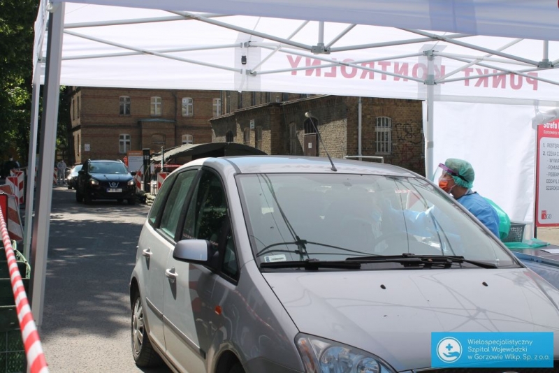 8/12 Punkt drive thru w szpitalu zakaźnym w Gorzowie