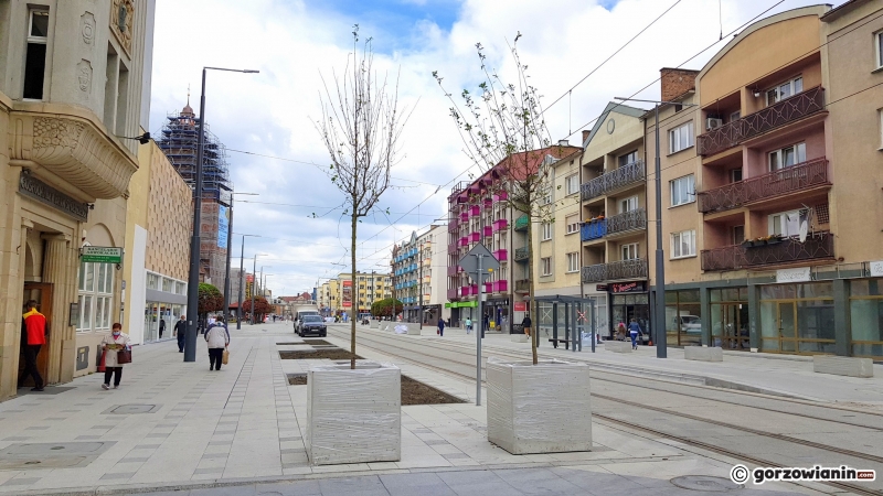 6/10 Nowe drzewka na deptaku przy Sikorskiego