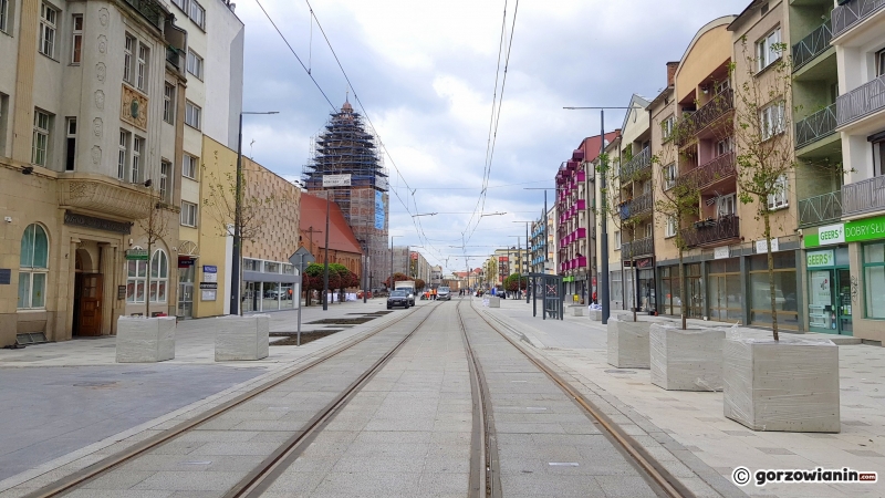 10/10 Nowe drzewka na deptaku przy Sikorskiego