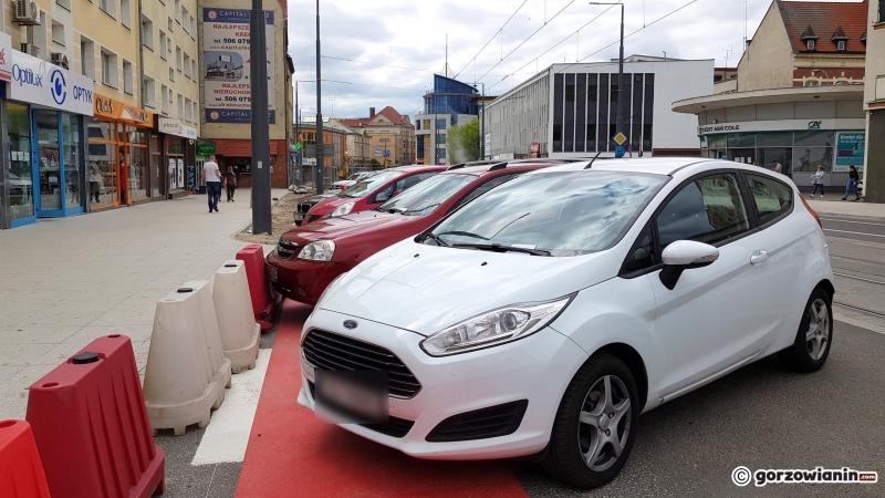5/7 Kierowcy ukarani mandatami za parkowanie na ścieżce rowerowej