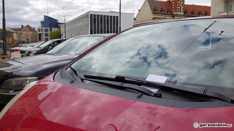 6/7 Kierowcy ukarani mandatami za parkowanie na ścieżce rowerowej