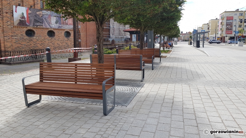 3/10 Coraz więcej ławek na deptaku