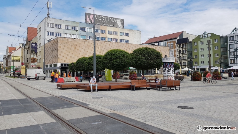 5/10 Coraz więcej ławek na deptaku