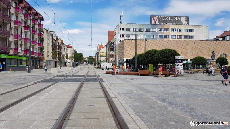 6/10 Coraz więcej ławek na deptaku