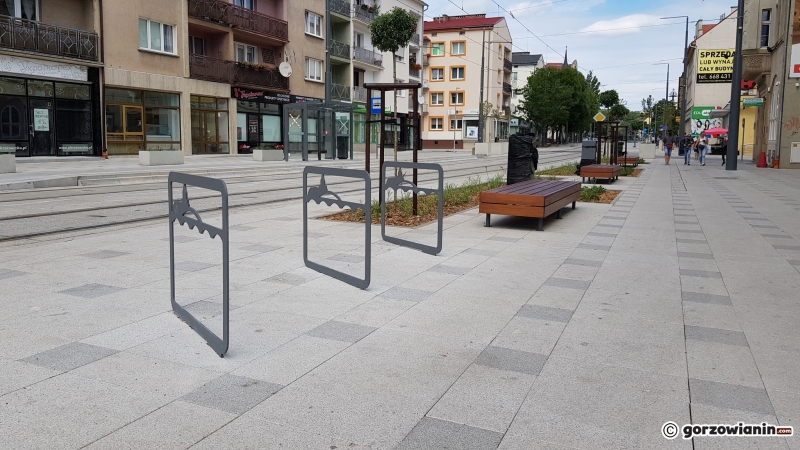 7/10 Coraz więcej ławek na deptaku