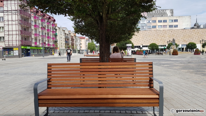 8/10 Coraz więcej ławek na deptaku