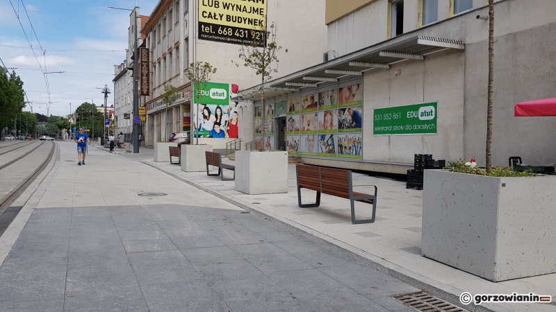 9/10 Coraz więcej ławek na deptaku