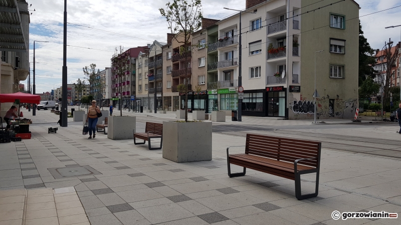 10/10 Coraz więcej ławek na deptaku