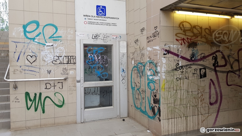 8/11 Zdewastowane przejście podziemne przy ul. Piłsudskiego