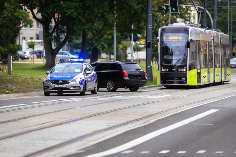 1/3 Kierowca toyoty zaparkował na torowisku